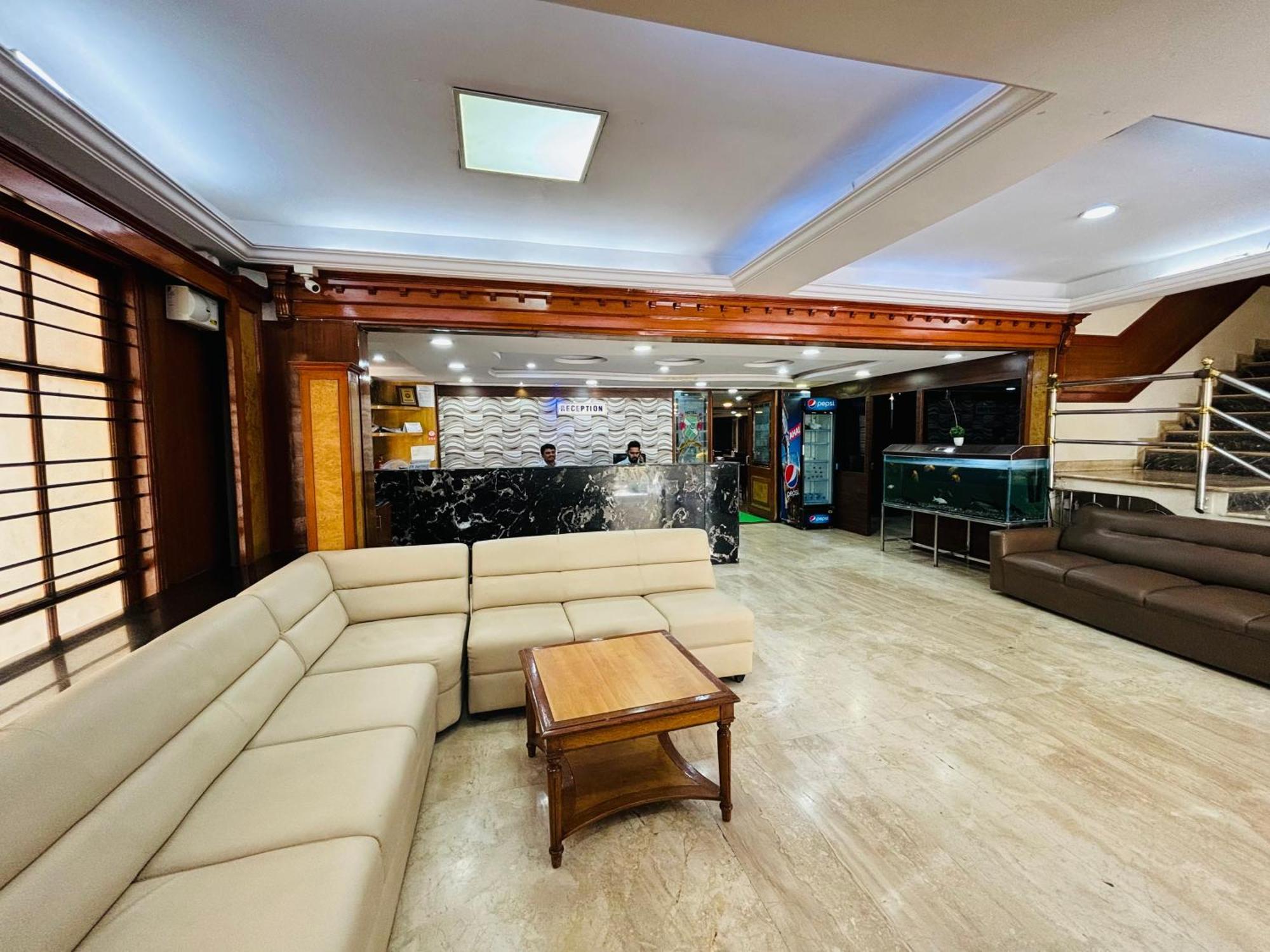 OYO 592 Hotel Chetan International Bangalore Esterno foto