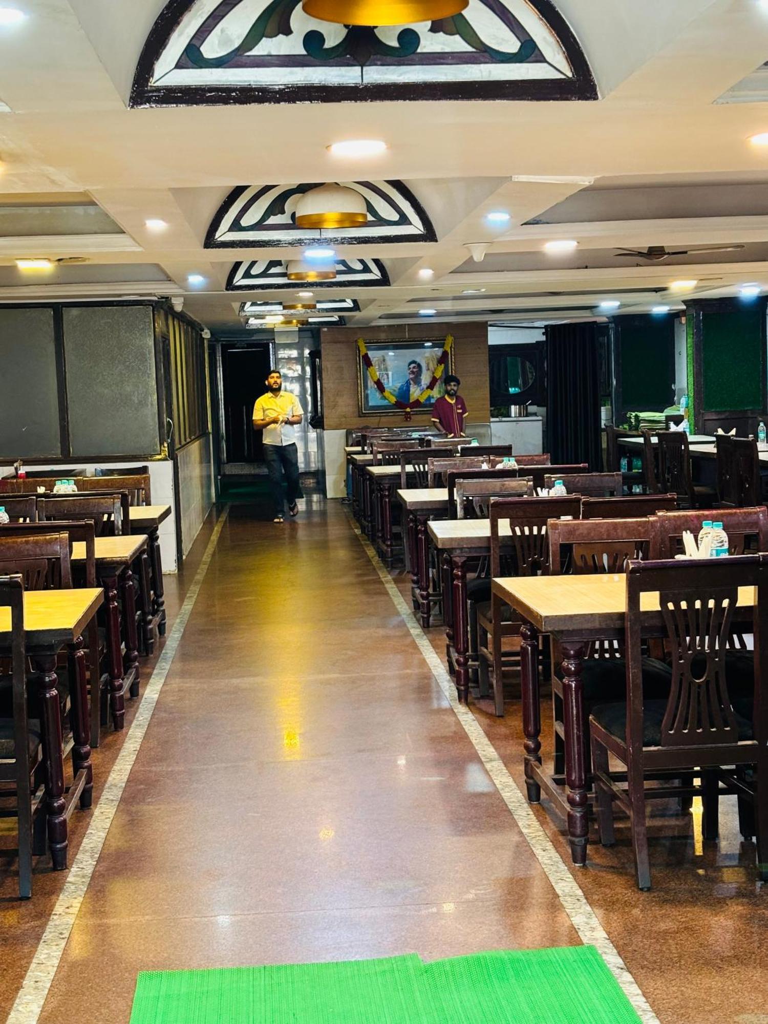 OYO 592 Hotel Chetan International Bangalore Esterno foto